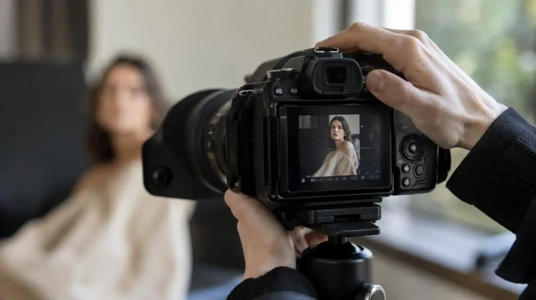 Behind the Scenes of Celebrity Photoshoots: What Really Goes on